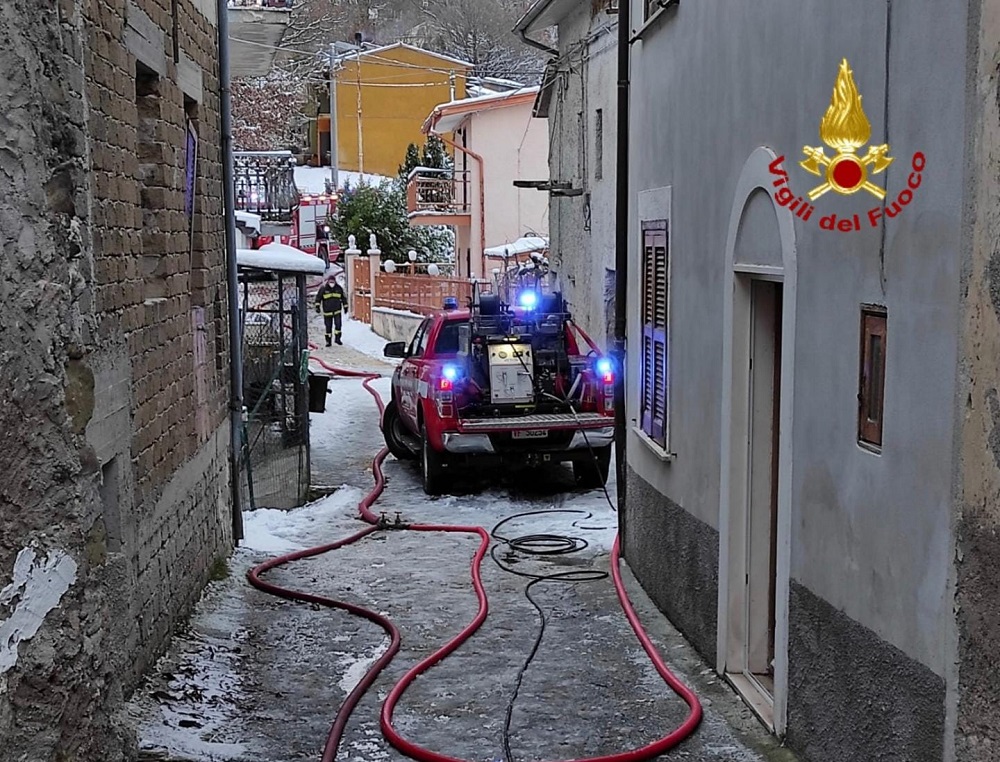 Abitazione In Fiamme Cede Il Tetto Vigili E Carabinieri Sul Posto A Pescorocchiano Sabinia